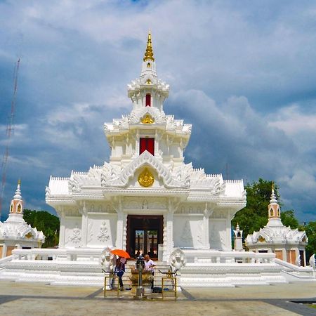 Pura Nakhon Hotel Накхон Си Тамарат Екстериор снимка