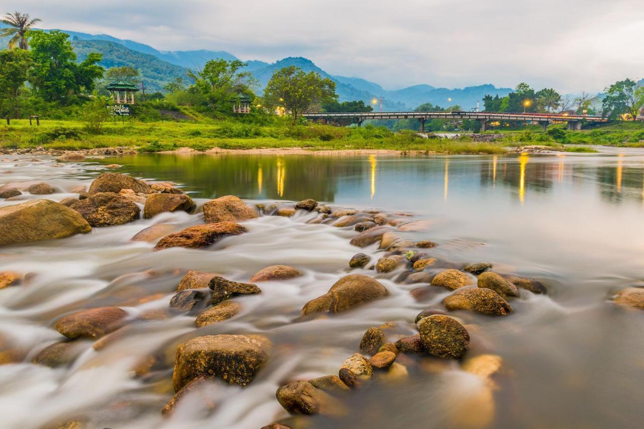 Pura Nakhon Hotel Накхон Си Тамарат Екстериор снимка