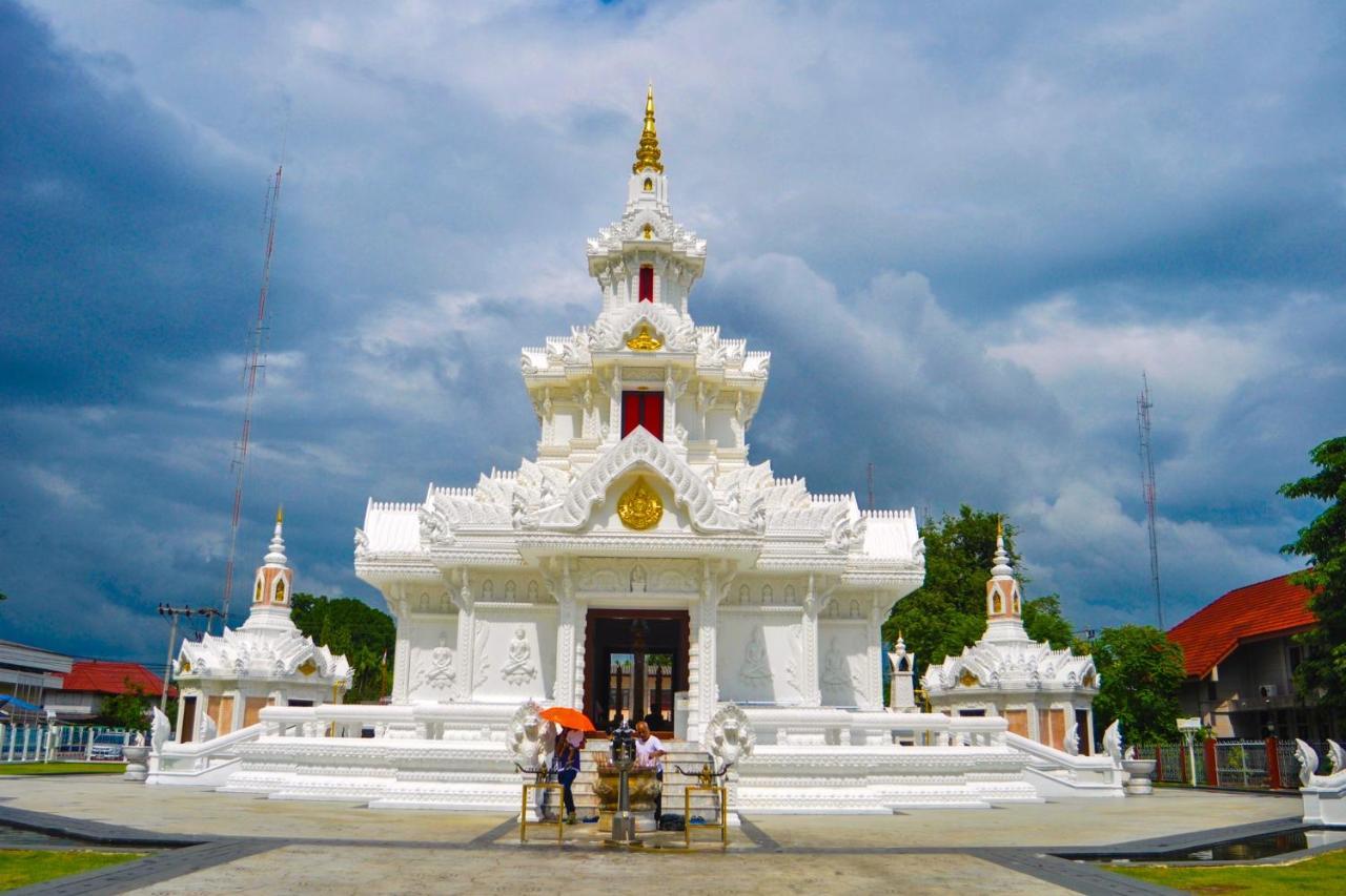 Pura Nakhon Hotel Накхон Си Тамарат Екстериор снимка