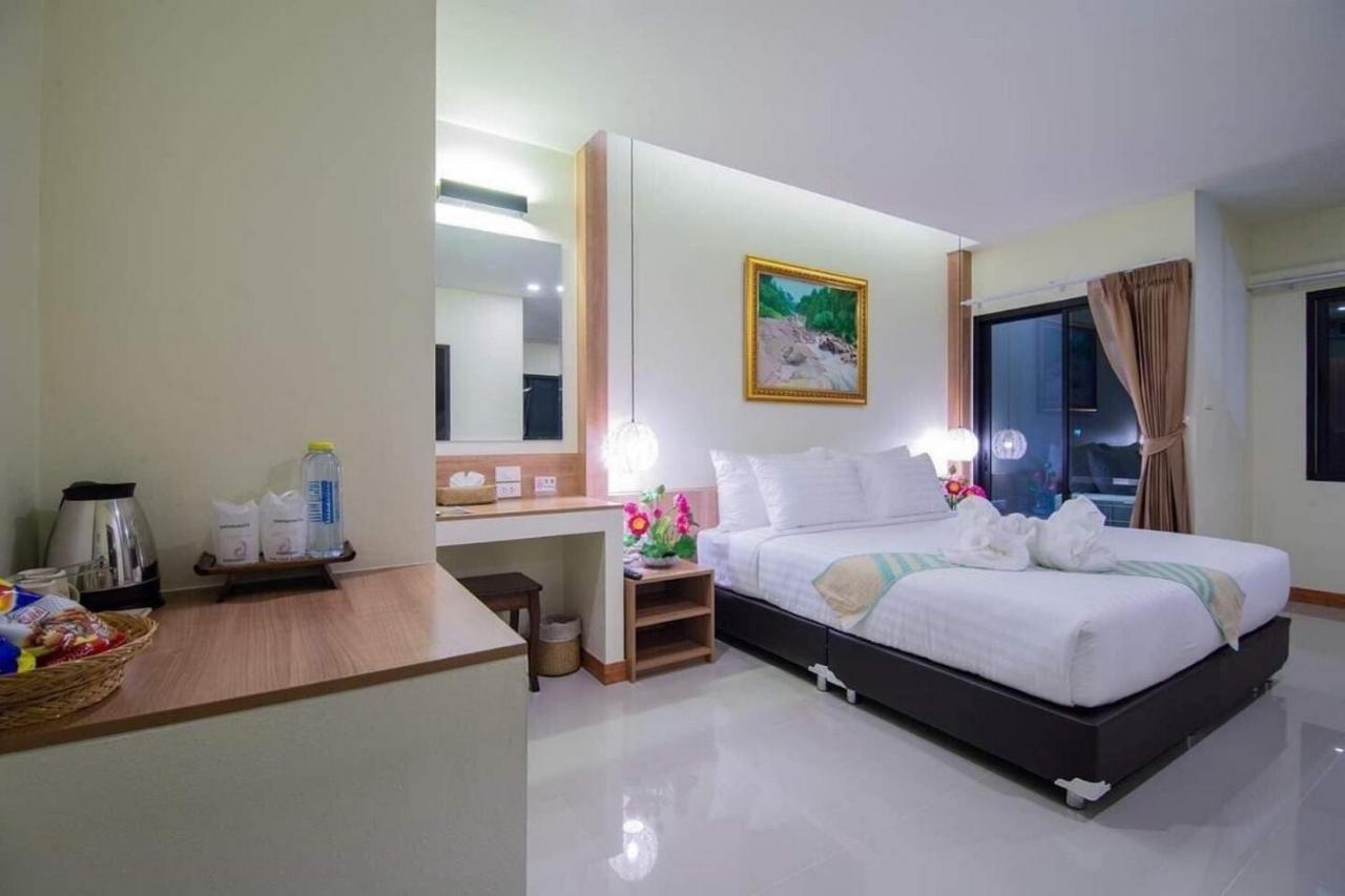 Pura Nakhon Hotel Накхон Си Тамарат Екстериор снимка
