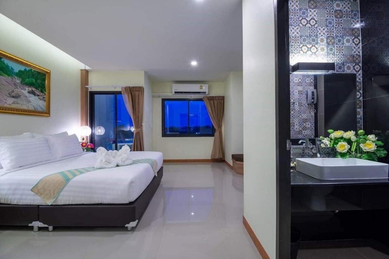 Pura Nakhon Hotel Накхон Си Тамарат Екстериор снимка