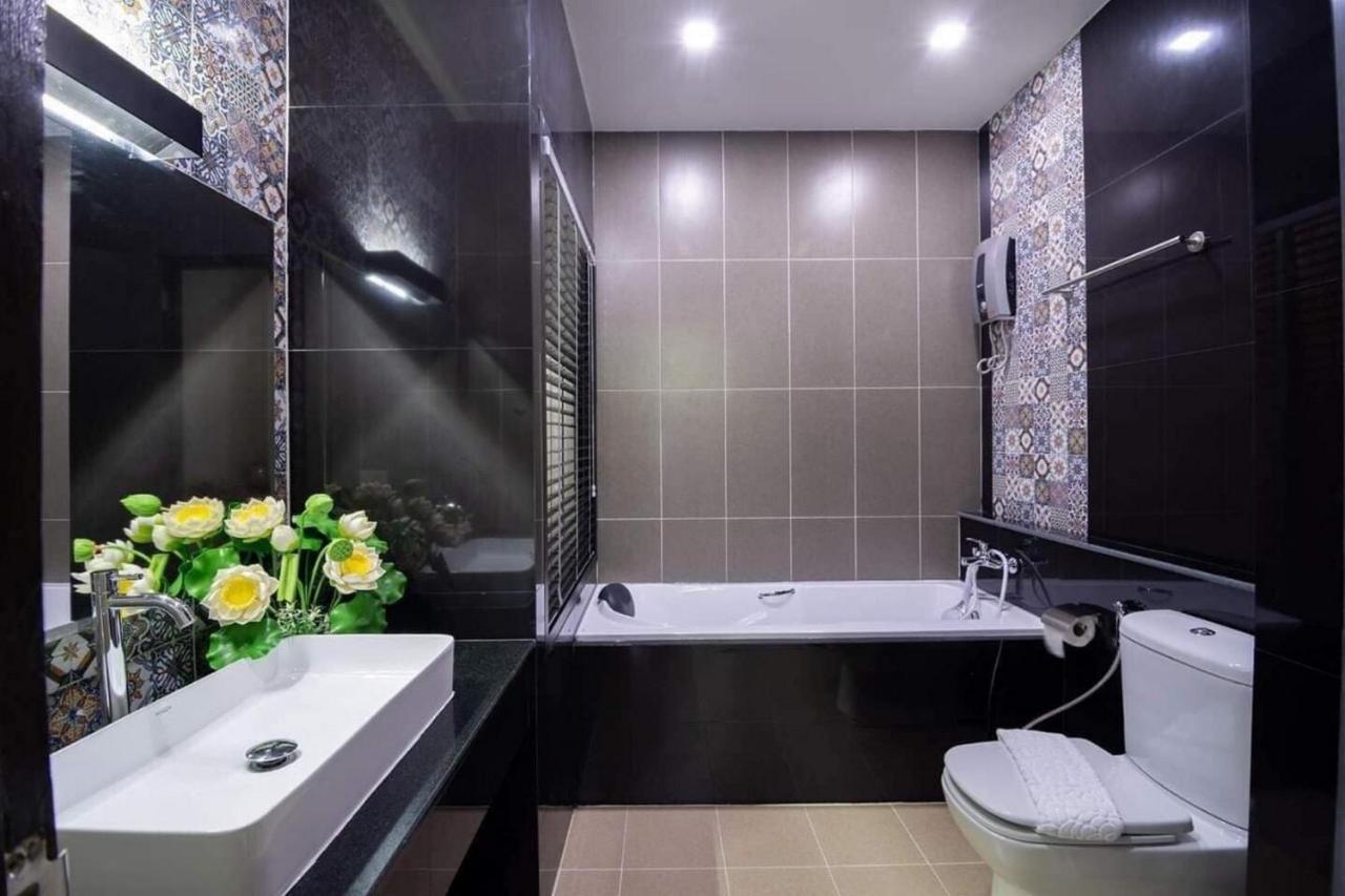 Pura Nakhon Hotel Накхон Си Тамарат Екстериор снимка