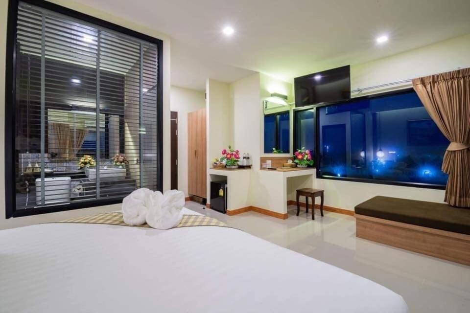 Pura Nakhon Hotel Накхон Си Тамарат Екстериор снимка