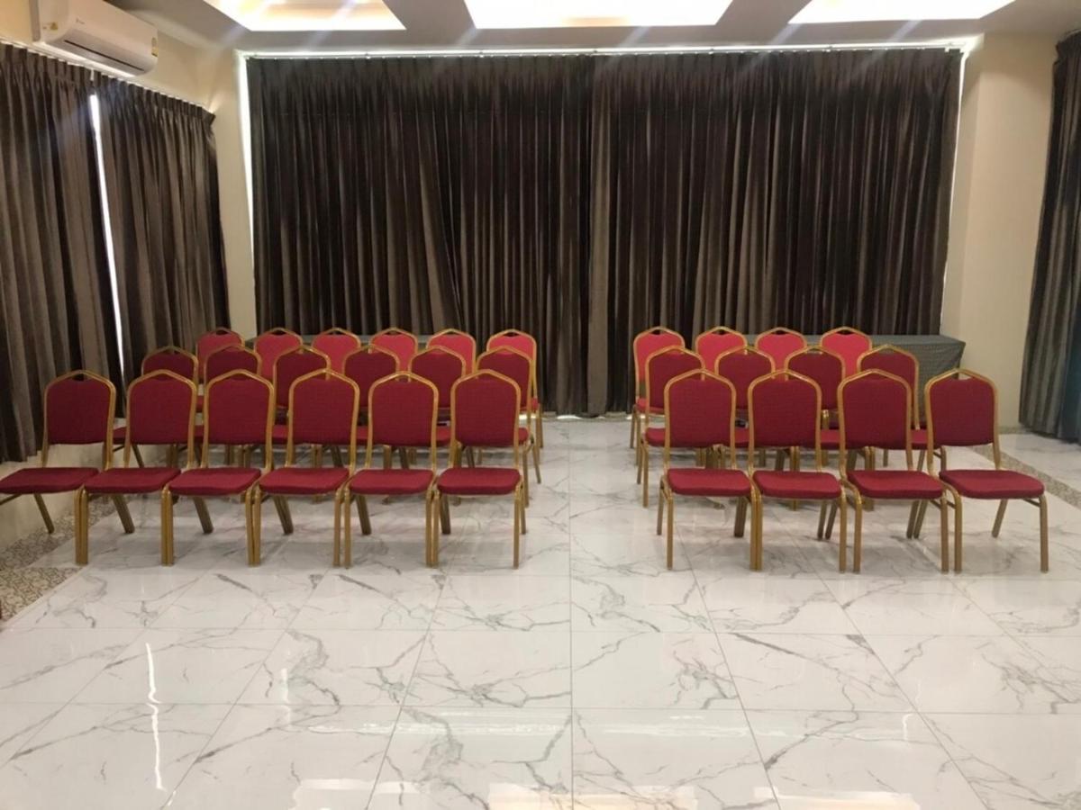 Pura Nakhon Hotel Накхон Си Тамарат Екстериор снимка