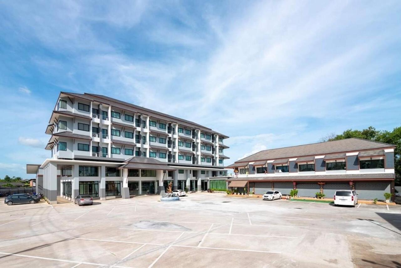 Pura Nakhon Hotel Накхон Си Тамарат Екстериор снимка